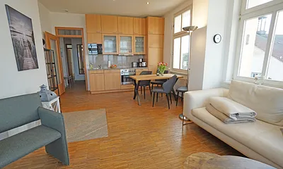 Wohnzimmer mit Esstisch