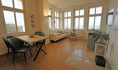 Wohnzimmer mit Esstisch