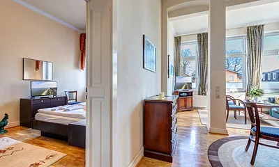 links Schlafzimmer/rechts Wohnzimmer