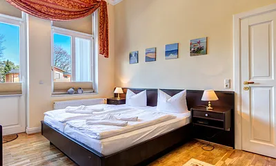 Schlafzimmer mit Doppelbett