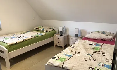 Schlafzimmer 3 mit 2 Einzelbetten und TV