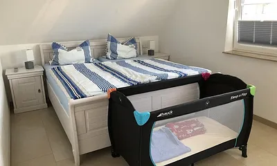 Schlafzimmer 2 mit Doppelbett und Kinderbettt