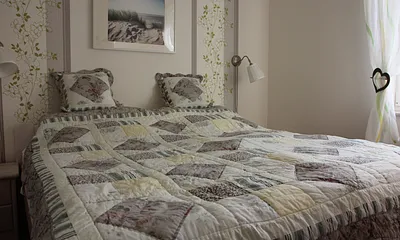 Schlafzimmer mit großem Doppelbett