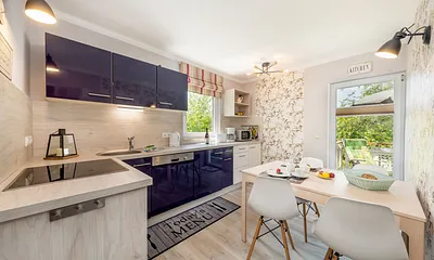 Die separate Küche mit Geschirrspüler, Backofen, Kühlschrank mit Eisfach, Mikrowelle ...