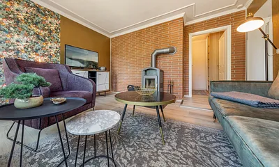 Flat-TV, BlueRay/DVD-Player und CD-Radio sind vorhanden. Im Hintergrund die Tür zum Schlafzimmer.