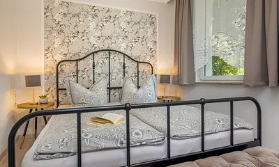 Das Schlafzimmer mit Doppelbett (1,60 x 2m) ...