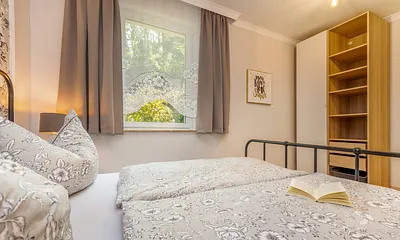 ... Verdunkelungsgardinen und Kleiderschrank.