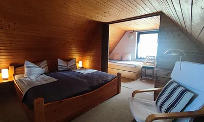 Schlafräume durch Falttür getrennt