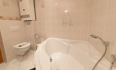 Eck-Badewanne im Bad mit Duschsitz