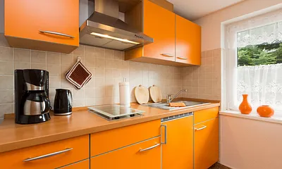 Die separate Küche hat Kühlschrank, 2-Platten-Cerankochfeld, Kaffeemaschine, Wasserkocher und Toaster.