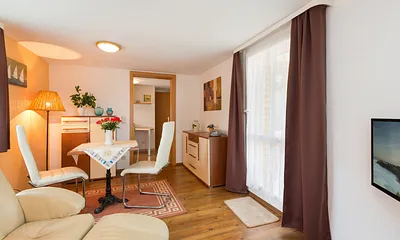 Der Eßbereich befindet sich im Wohnzimmer. WLAN ist kostenfrei vorhanden.