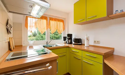 Die separate Küche ist ausgestattet mit Kühlschrank, 2-Platten-Cerankochfeld, Kaffeemaschine, Wasserkocher und Toaster.