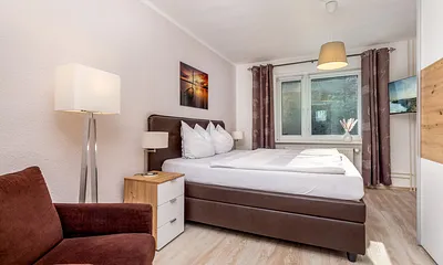 Das Schlafzimmer mit TV (32 Zoll), Mückenschutzgitter, Verdunkelungsrollo (innen) ...