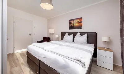 ... großem Kleiderschrank und bequemem Doppelbett (180x200cm),