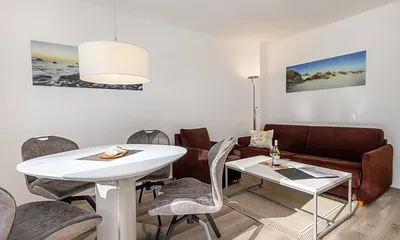 Das komfortabel möblierte Wohnzimmer. WLAN steht kostenfrei bereit. 