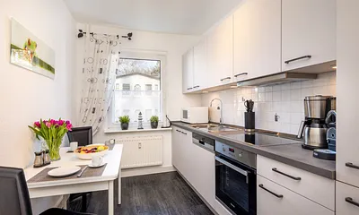 Die separate Küche verfügt über 4-Platten-Herd, Backofen, Mikrowelle, Geschirrspüler ...