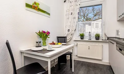 ... Kühlschrank mit Gefrierfach, Kaffeemaschine, Wasserkocher, Toaster, Mixer etc.