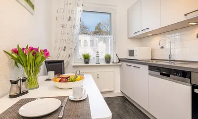 Die separate Küche mit kleinem Eßplatz.