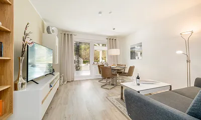 Der möblierte Balkon ist vom Wohnzimmer begehbar.