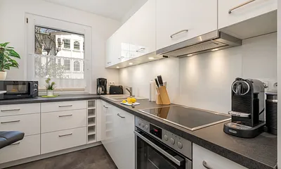 Die schicke, separate Küche ist ausgestattet mit Geschirrspüler ...