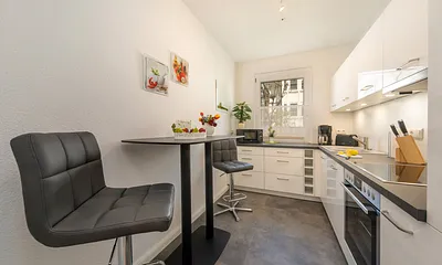 ... kleinem Eßplatz, Backofen, Ceranfeld, Mikrowelle, Kühlschrank mit Gefrierfach