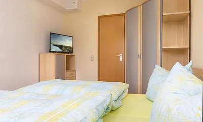 Im Schlafzimmer steht ein 2. TV-Gerät für Sie bereit.