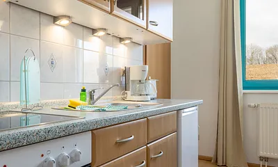 ... eine komplett ausgestattete Küchenzeile ...