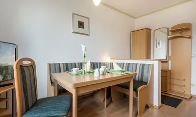 ... und eine Garderobe mit Stauraum.