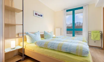 Das Schlafzimmer hat ein Doppelbett (180x200cm) ...