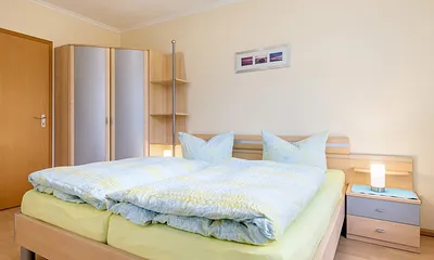 ... und einen Kleiderschrank.