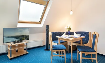 Hier die Sitz- und Eßecke im Wohn-Schlafraum. An allen Fenstern sind Verdunkelungsrollos vorhanden.