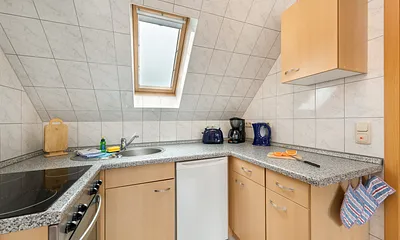 ...  Wasserkocher, Toaster und Kaffeemaschine ausgestattet.