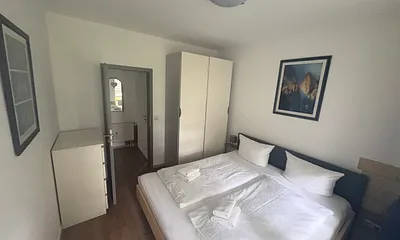 Blick von der Balkontür - ein großer Schrank und eine Kommode bieten viel Stauraum