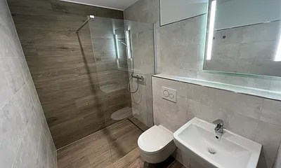 Neues, modernes Bad mit ebenerdiger Dusche