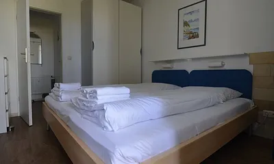 Schlafzimmer mit großem Doppelbett, 180x200cm