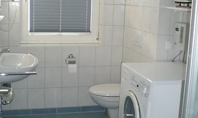 Bad mit Dusche, Fön und Waschtrockner 