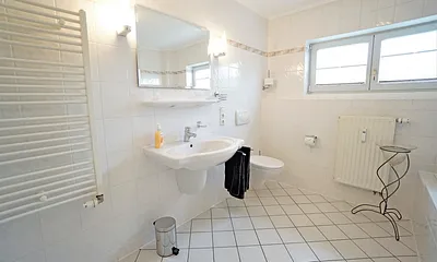 Badezimmer mit Badewanne und Duschkabine