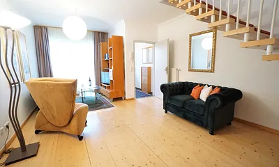 Wohnbereich mit Sitzecke und Flachbildfernseher