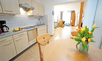 Offene Küche mit Esstisch