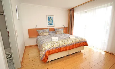 Schlafzimmer mit Doppelbett (180x200cm)