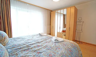 Schlafzimmer mit Doppelbett (180x200cm)