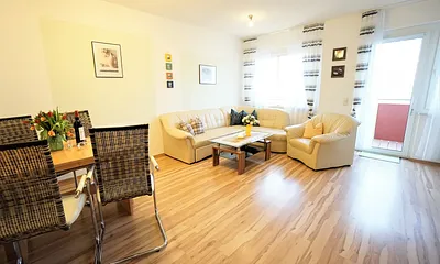 Wohnzimmer mit Esstisch