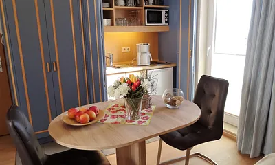 Pantryküche mit Essbereich