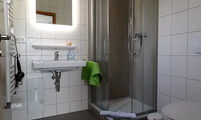 Neu modernisiertes Bad, Dusche mit niedrigen Einstieg