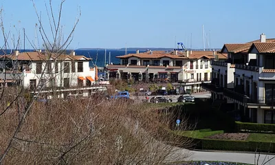 Seitlicher Blick aus dem Fenster zum Yachthafen