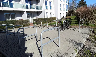 Fahrradstellplätze auf dem Gelände