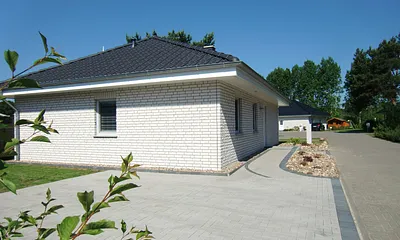 Außenansicht mit Parkplatz