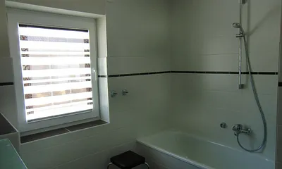 Bad 1 mit Badewanne und Duschvorrichtung