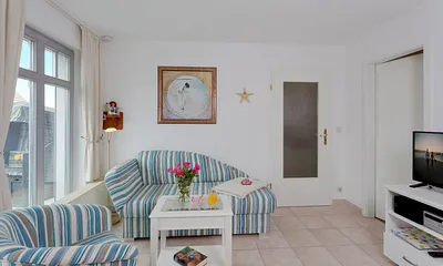 Wohnbereich mit angrenzender Terrasse mit Strandkorb