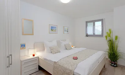 Schlafzimmer mit Doppelbett